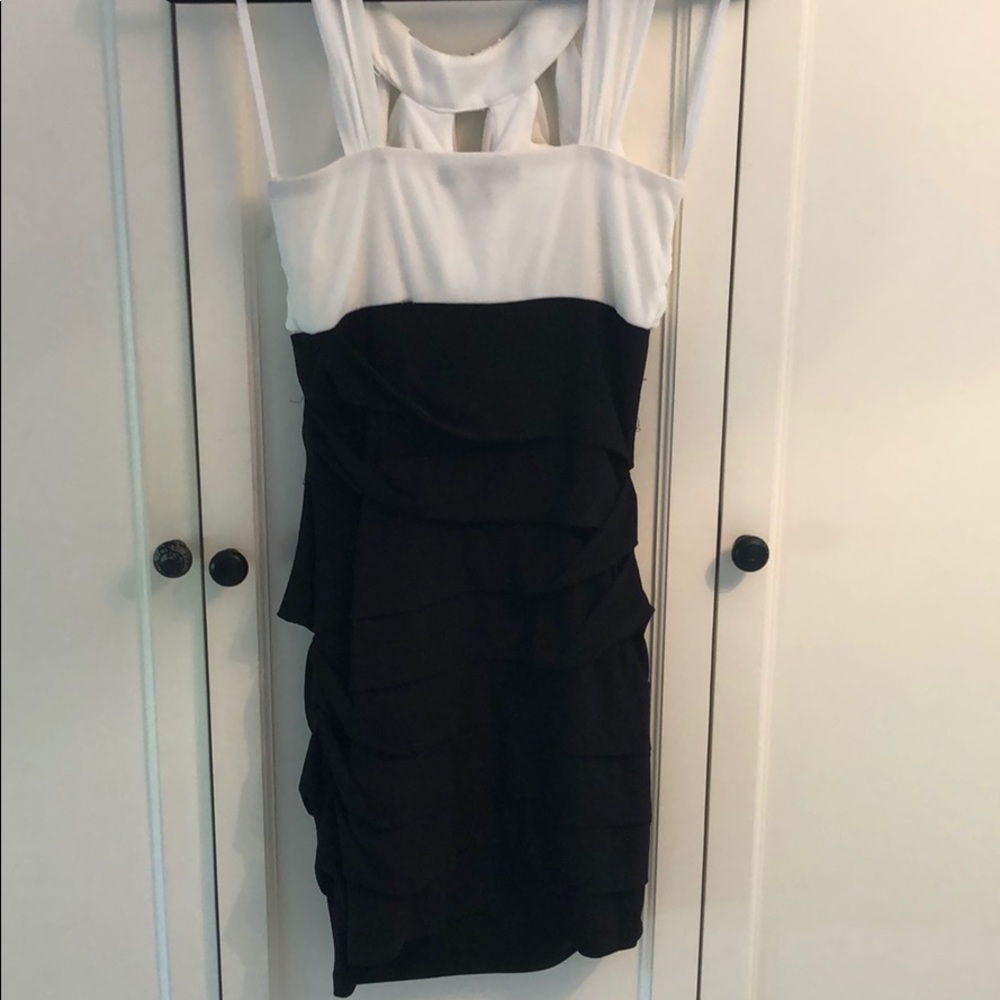 Fitted Ruffle Dress - Picture 3 of 4